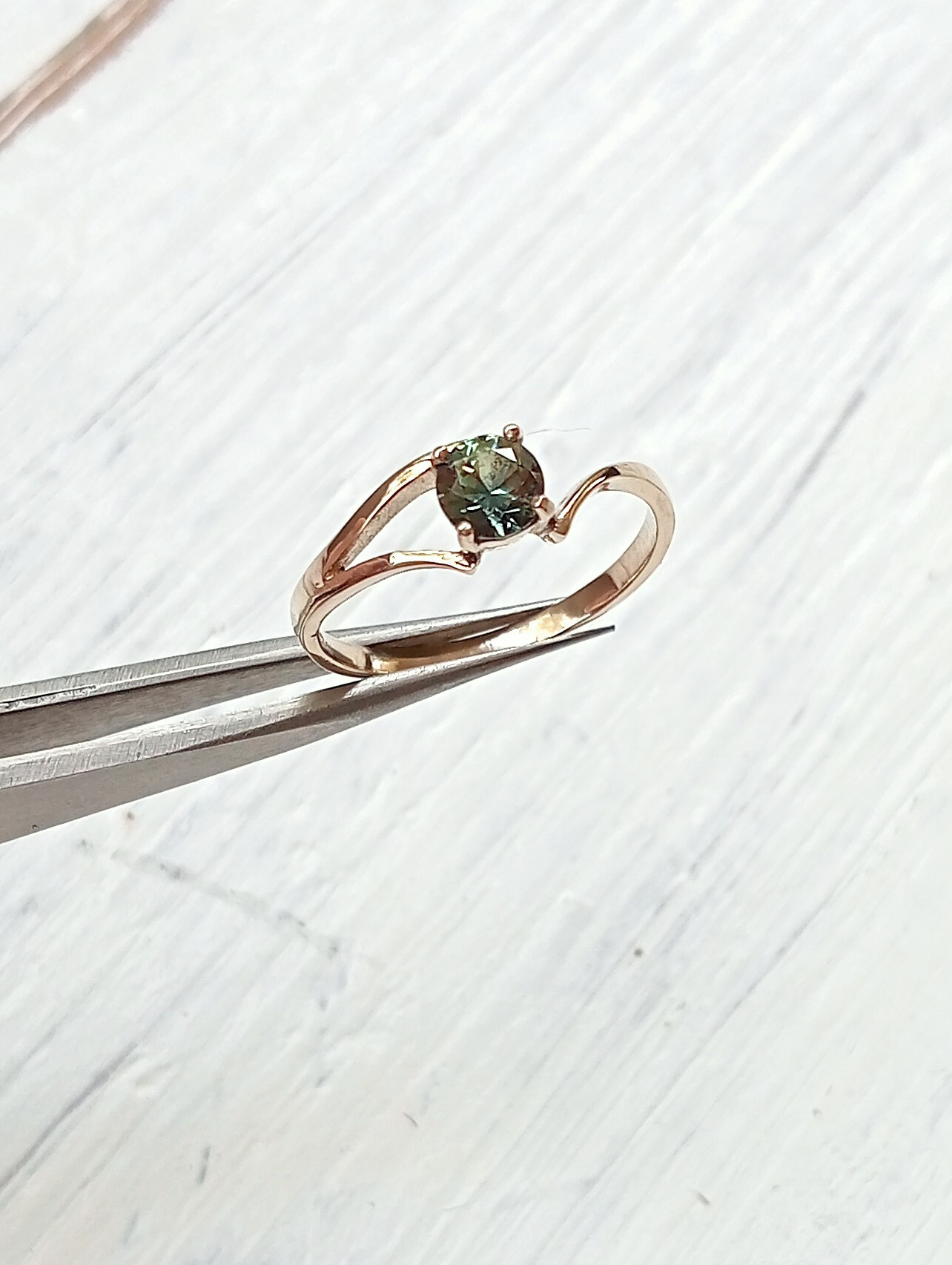 solitaire parti sapphire in split band